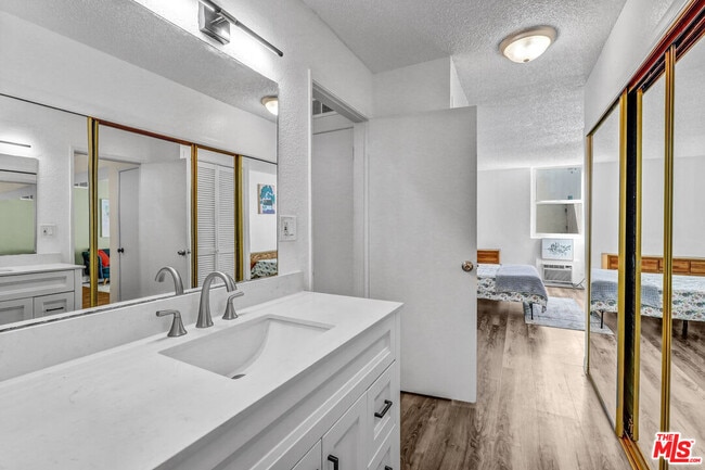 Building Photo - 18620 Hatteras St