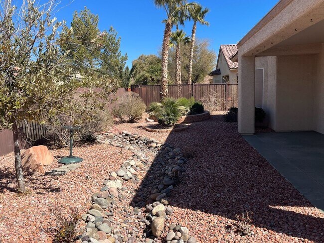 Building Photo - Stunning 3 bedroom 3 bath with Guest House in Sun City Anthem for 55+!