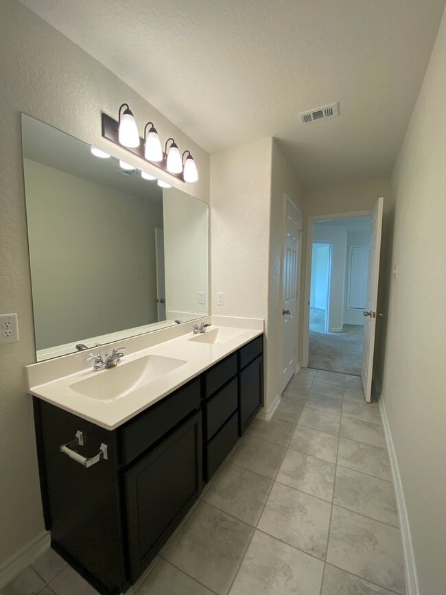 Building Photo - EDGEBROOK