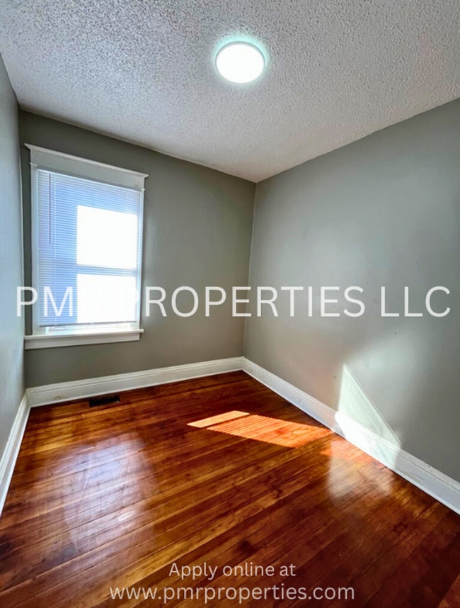 Building Photo - 4 Bedrooms/1 Bathroom House