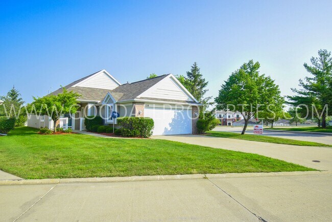 Building Photo - 2 Bedroom 2 bath Town Home in West Des Moines