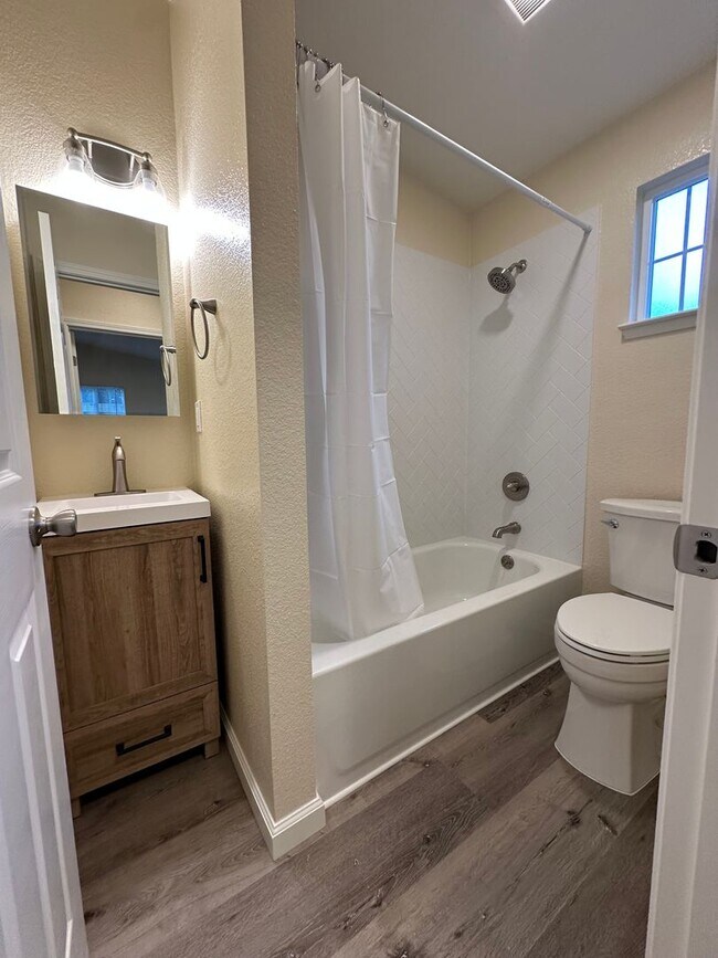 Building Photo - Beautiful Remodeled 2 bed, 1 Bath Back Lot Unit