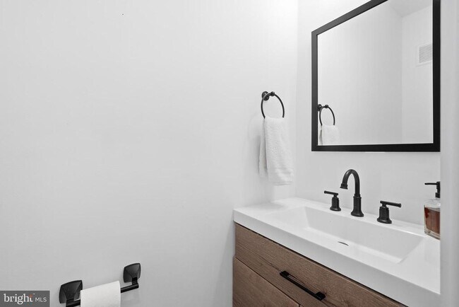 Building Photo - 2211 Franklin St NE