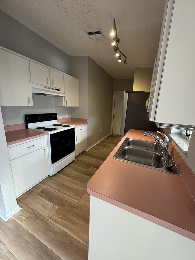 Building Photo - 5100 Mentmore Ave