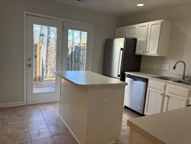 Building Photo - Charming 2 Bedroom Townhome in Chelsea Commons