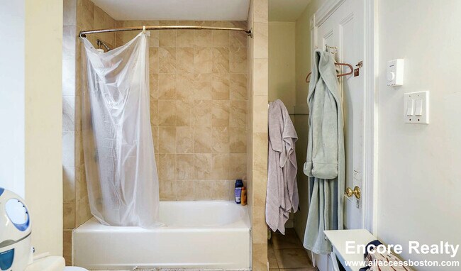 Building Photo - 13 Sachem St