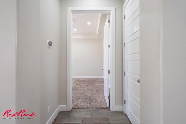 Building Photo - Pet Friendly 4 Bedroom Home! Internet Incl...