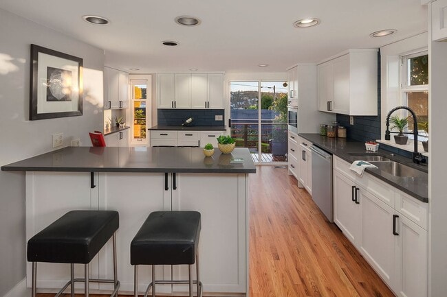 Building Photo - 3bd/2ba Seattle Home