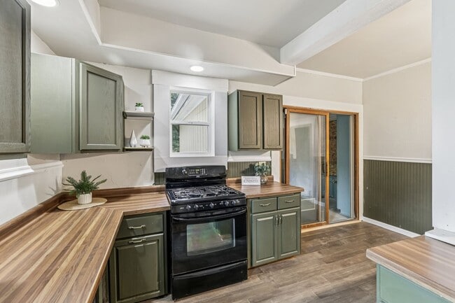 Building Photo - Charming 3-Bedroom Home with Spacious Back...