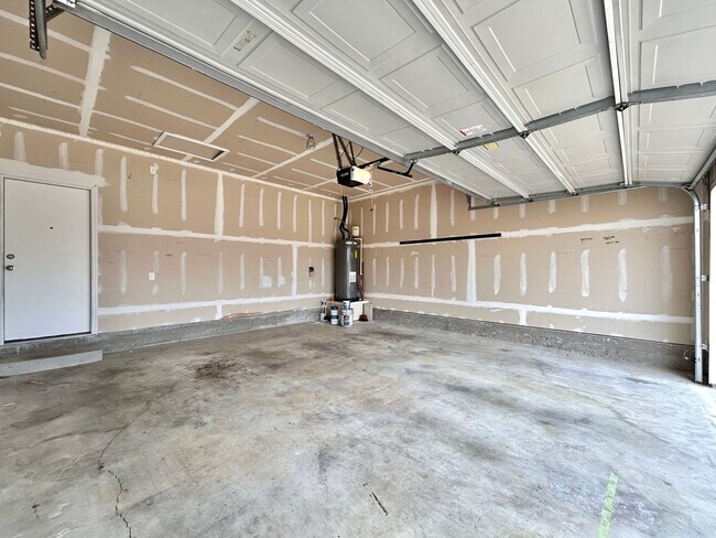 Building Photo - Charming 3/BR 2/BA  Home with Spacious Backyard