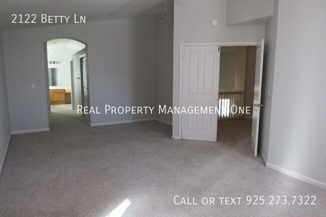 Building Photo - 2122 Betty Ln