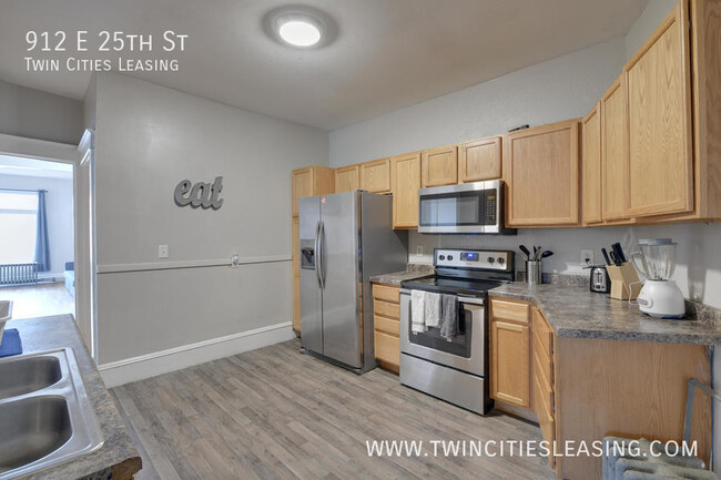 Building Photo - Updated 3 bed, 1 bath Apartment - With on-...