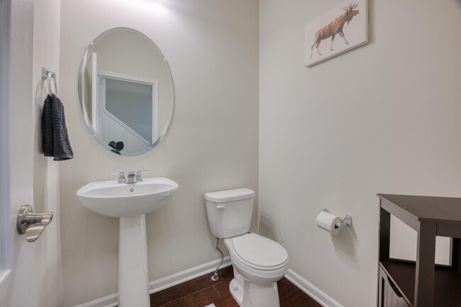 Building Photo - 2832 Fairgrove Cres