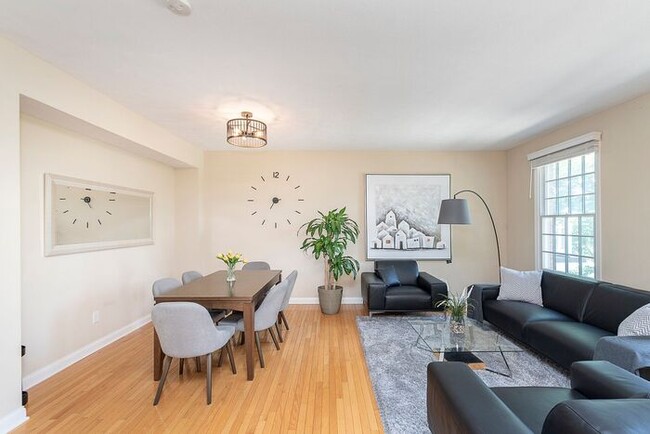 Building Photo - Beautiful 3 Bed Townhome In the Heart Of Village Of West Clay!