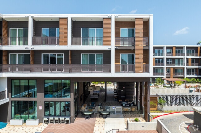 Primary Photo - Lakeshore Pearl 2