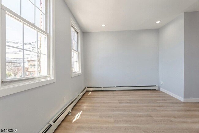 Building Photo - 12 Alva St