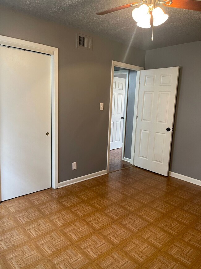 Building Photo - "Charming 2 Bed, 1.5 Bath Apartment in Jon...