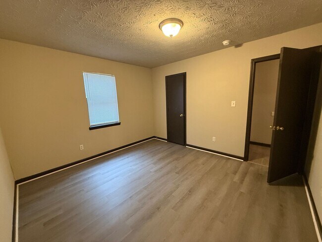 Building Photo - 210/212 Nicole Cir