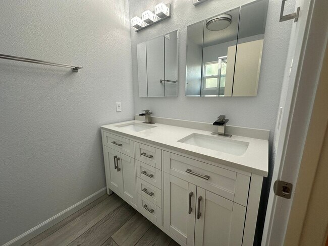 Building Photo - 4 Bedroom 2 Bathroom Home with Landscaped ...