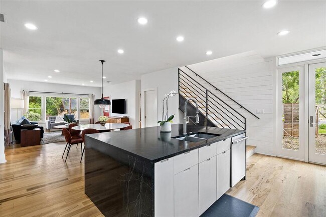 Building Photo - 2000 Rundell Pl