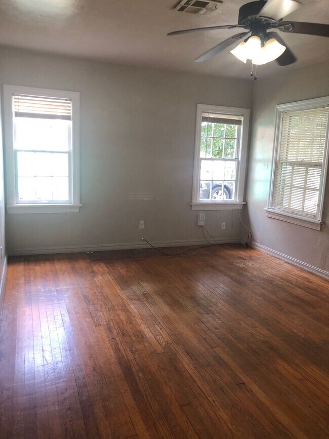 Building Photo - 2 Bed 1 Bath - Refrigerator Included - Urb...