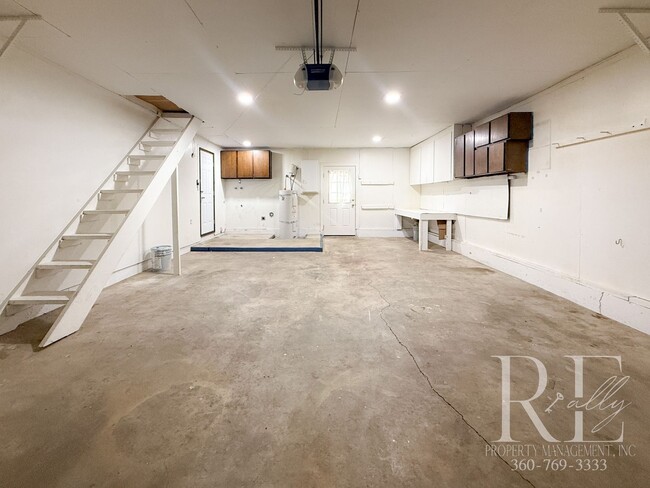 Building Photo - Bright 3BR Home on Amelia Ct | LVP Floors,...