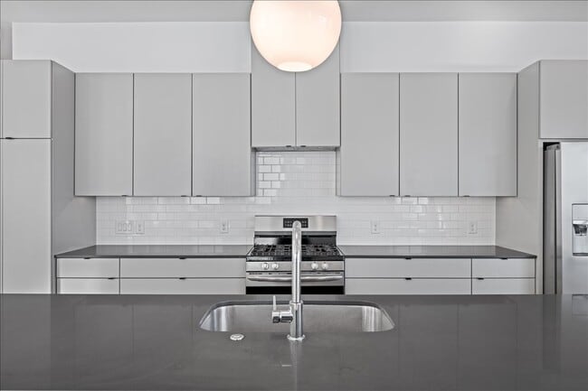 Building Photo - 1715 Bennett Ave