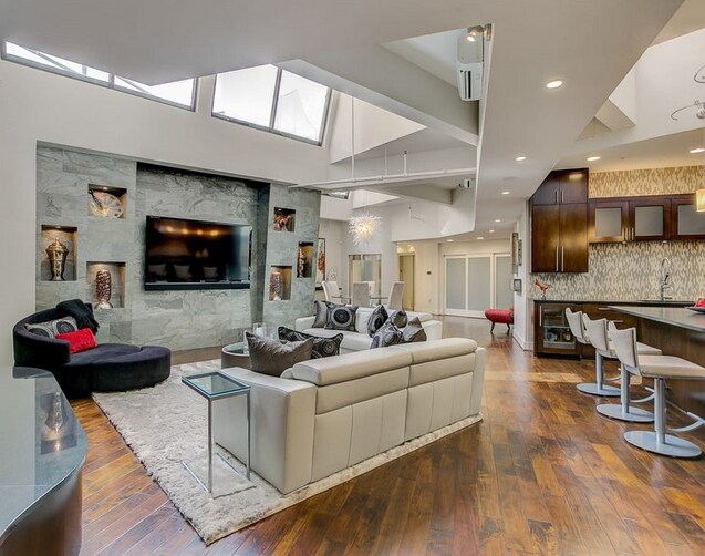 Building Photo - 411 W 7th St