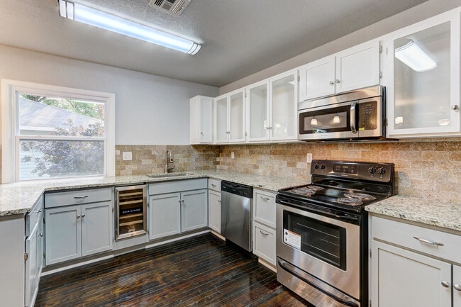 Building Photo - Remodeled Retreat w/ Covered Patio, Front ...