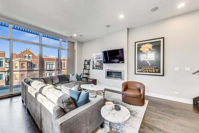 Building Photo - 1021 N Hermitage Ave