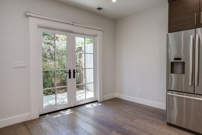 Building Photo - 2 Bed / 2.5 Bath Luxurious townhome near d...