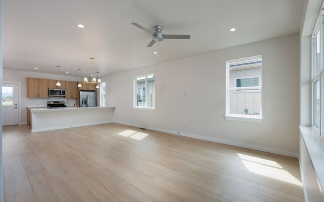 Building Photo - Stunning 4 bed, 3 bath - Corner Lot