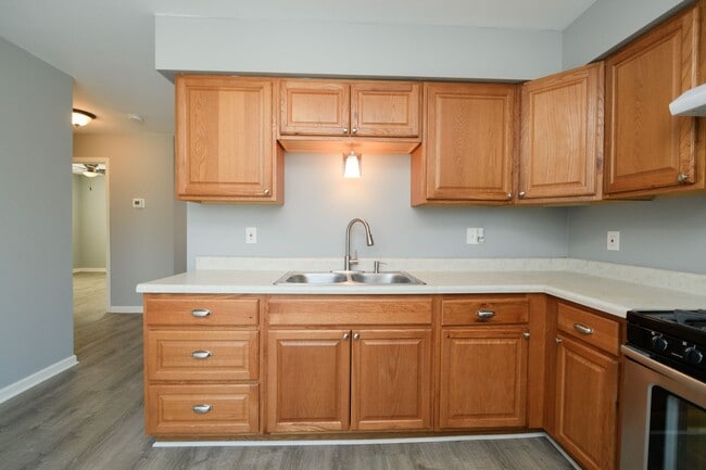 Building Photo - 5266-68 Plaza Ave