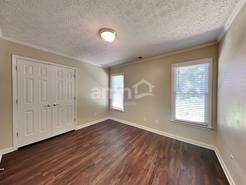 Building Photo - 4960 Hopeland Dr