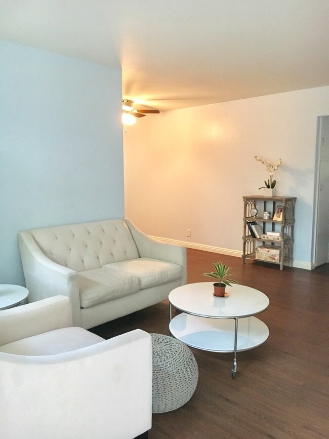Living Room - 4435 E Ocean Blvd