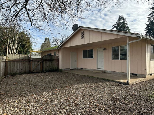 Building Photo - 3 bedroom 2 bathroom home in a great neigh...