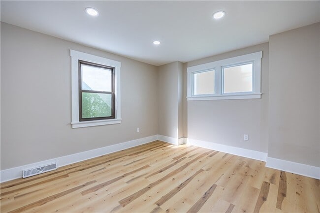 Building Photo - 232 St Clair St