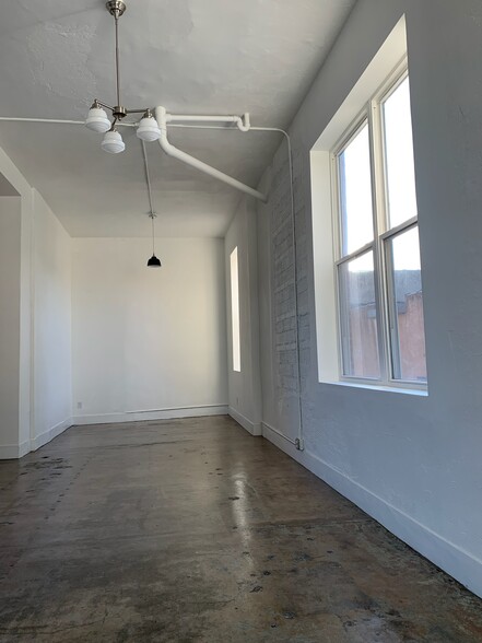 Building Photo - 111 N Walnut St