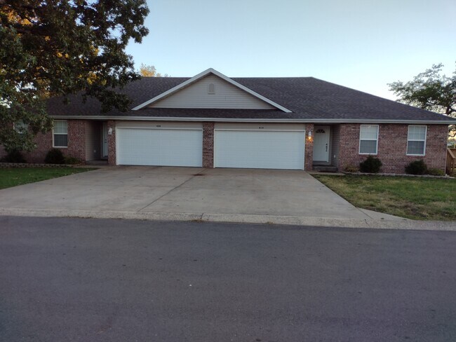 Building Photo - 610 Nelson Dr