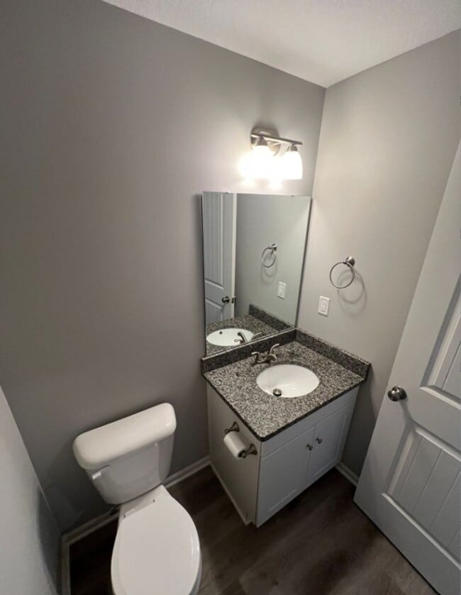Building Photo - Charming 2 Bedroom, 2.5 Bath Townhome with...
