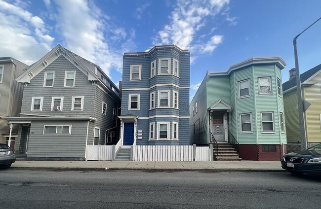 Building Photo - 643 Saratoga St