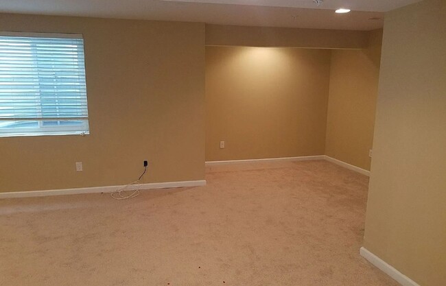 Building Photo - Spacious 3-Bedroom Townhome in Laurel Fiel...