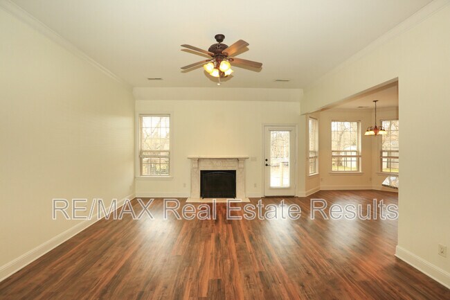 Building Photo - 303 NW Palomino St