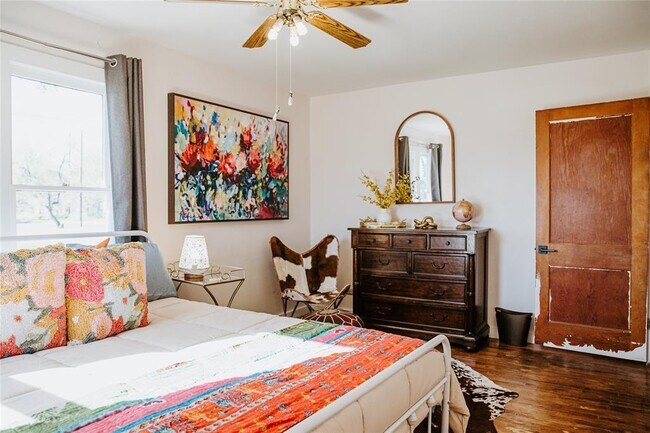 Building Photo - 604 W Pecan Dr