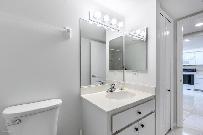 Building Photo - PRICE DROP!! UNFURNISHED ANNUAL RENTAL. CL...