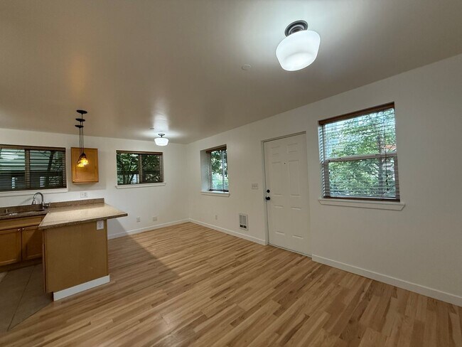 Building Photo - 3304 Claremont Ave S