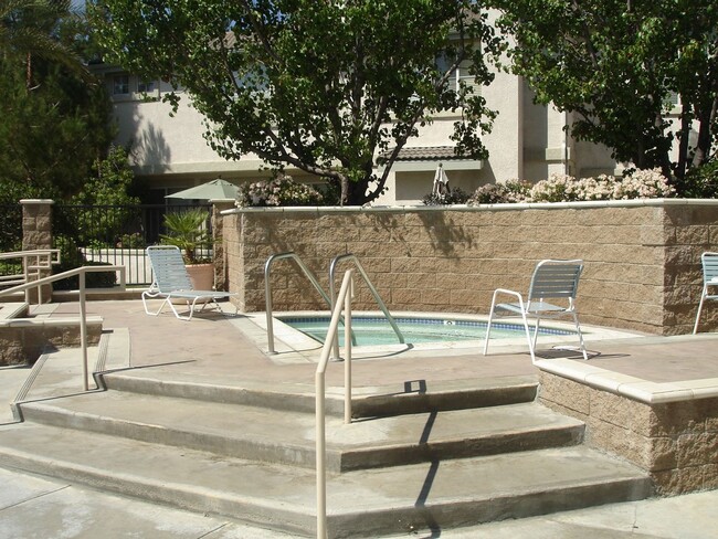 Building Photo - 3 Bedroom Home for Rent in Santa Clarita!