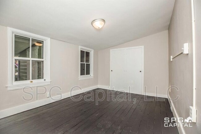 Building Photo - 427 Hood St