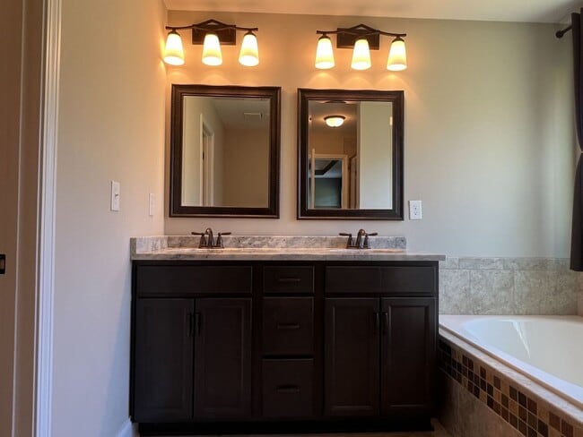 Building Photo - Beautiful Home that looks Brand New / First Full Month's Rent FREE with a 13 Month Lease!!