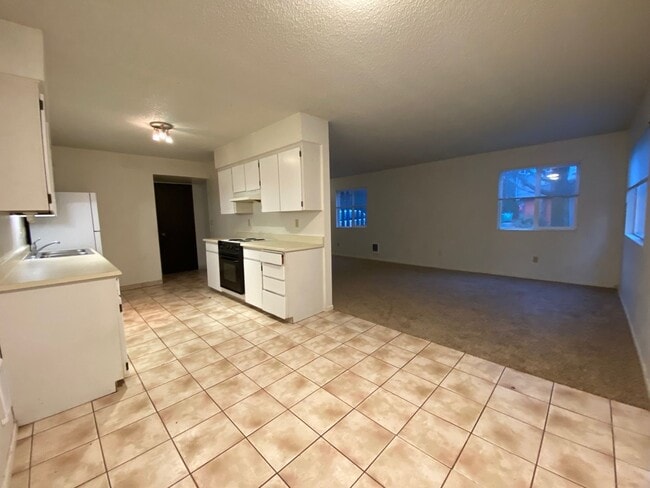 Building Photo - Application Pending - 3 Bedroom Condo for Rent - Hood River